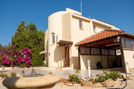 Stunning 3-bedroom detached villa with private pool in Peyia – RSP8